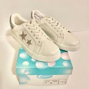 NWT & Box Soda Star Women’s Wander Sneakers Silver & White Size 7.5